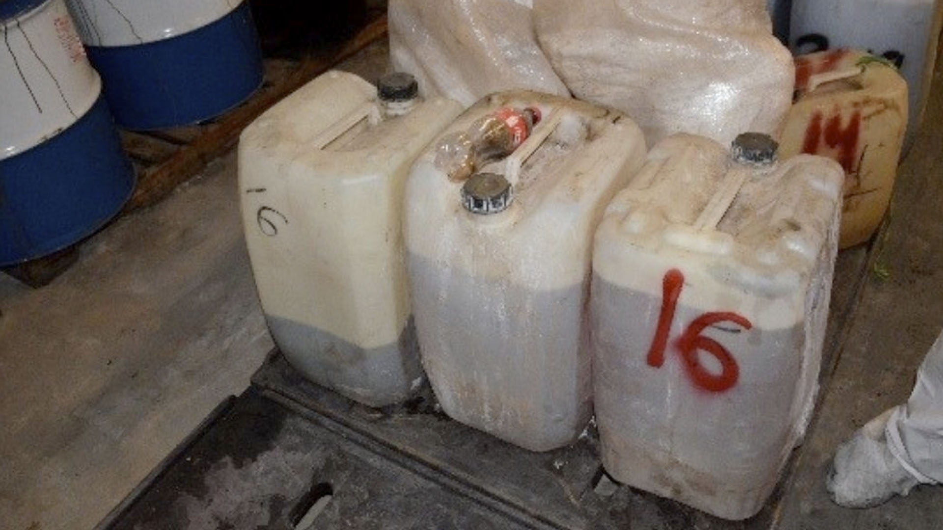 FGR destruye 20 mil litros de precursores químicos en Sinaloa