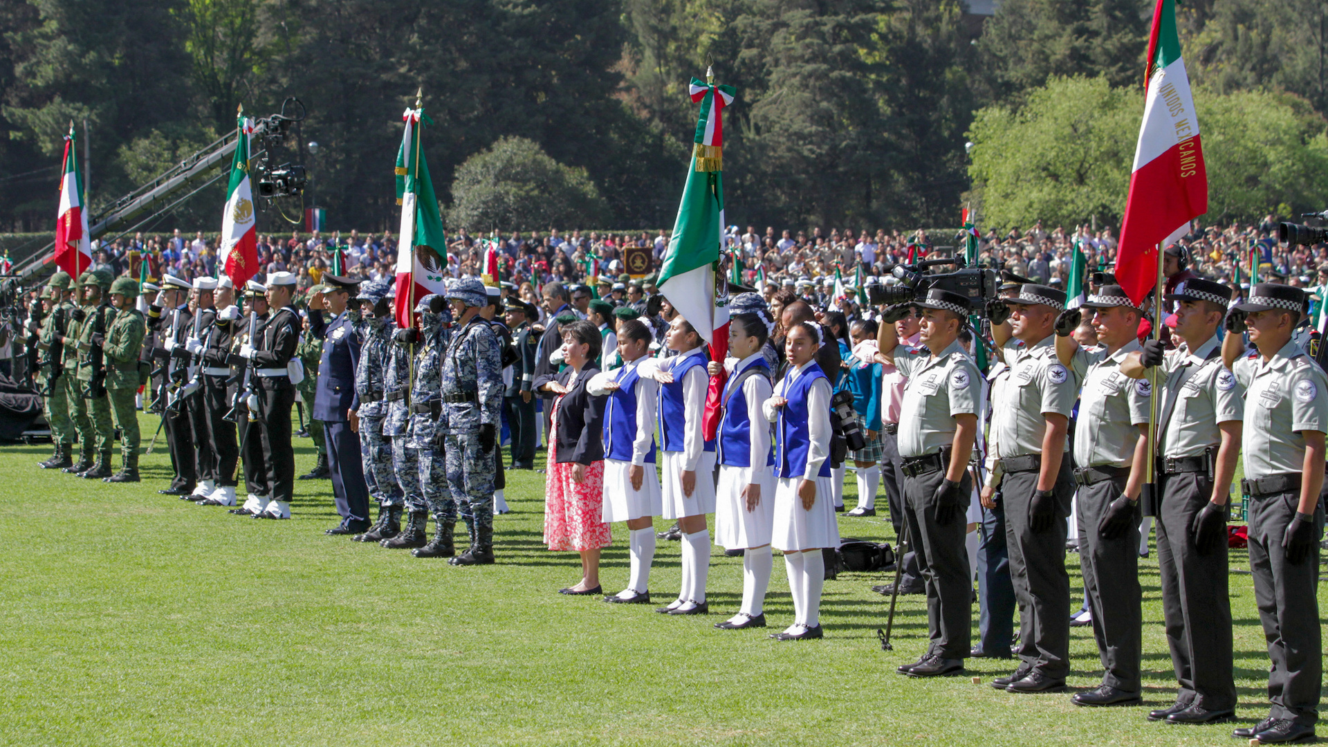Al menos 30 niños sufrieron insolación en ceremonia del Día de la Bandera