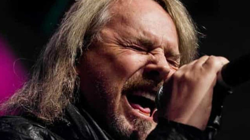 Tras cirugía, cantante de Dokken pierde movilidad en las manos