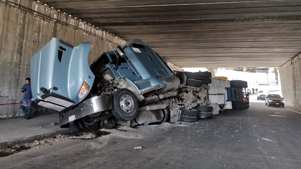 Vuelca tráiler que transportaba cerdos en la México-Pachuca