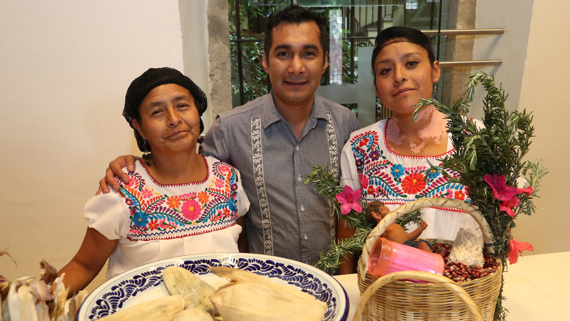 Tamales con insectos, la opción nutritiva para festejar el Día de la Candelaria - el-chef-mexicano-irad-santacruz-con-las-cocineras-nicolasa-rodriguez-y-dalia-rodriguez