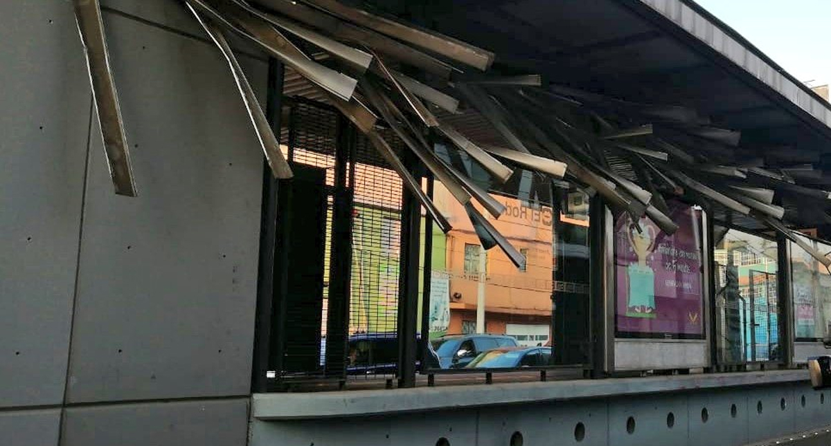 Tráiler daña el techo de una estación del Metrobús por tratar de esquivar bloqueo