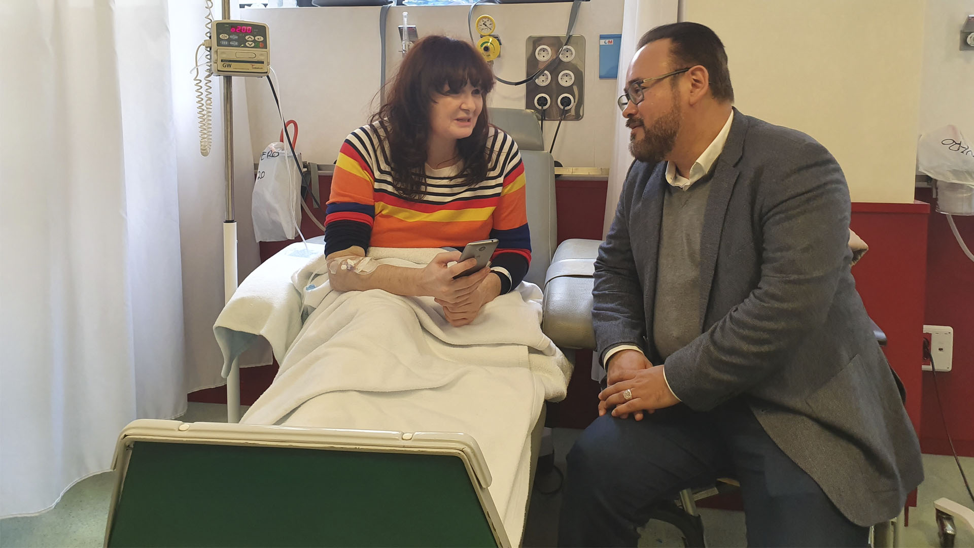 El tenor Javier Camarena visita a pacientes de hospital en España