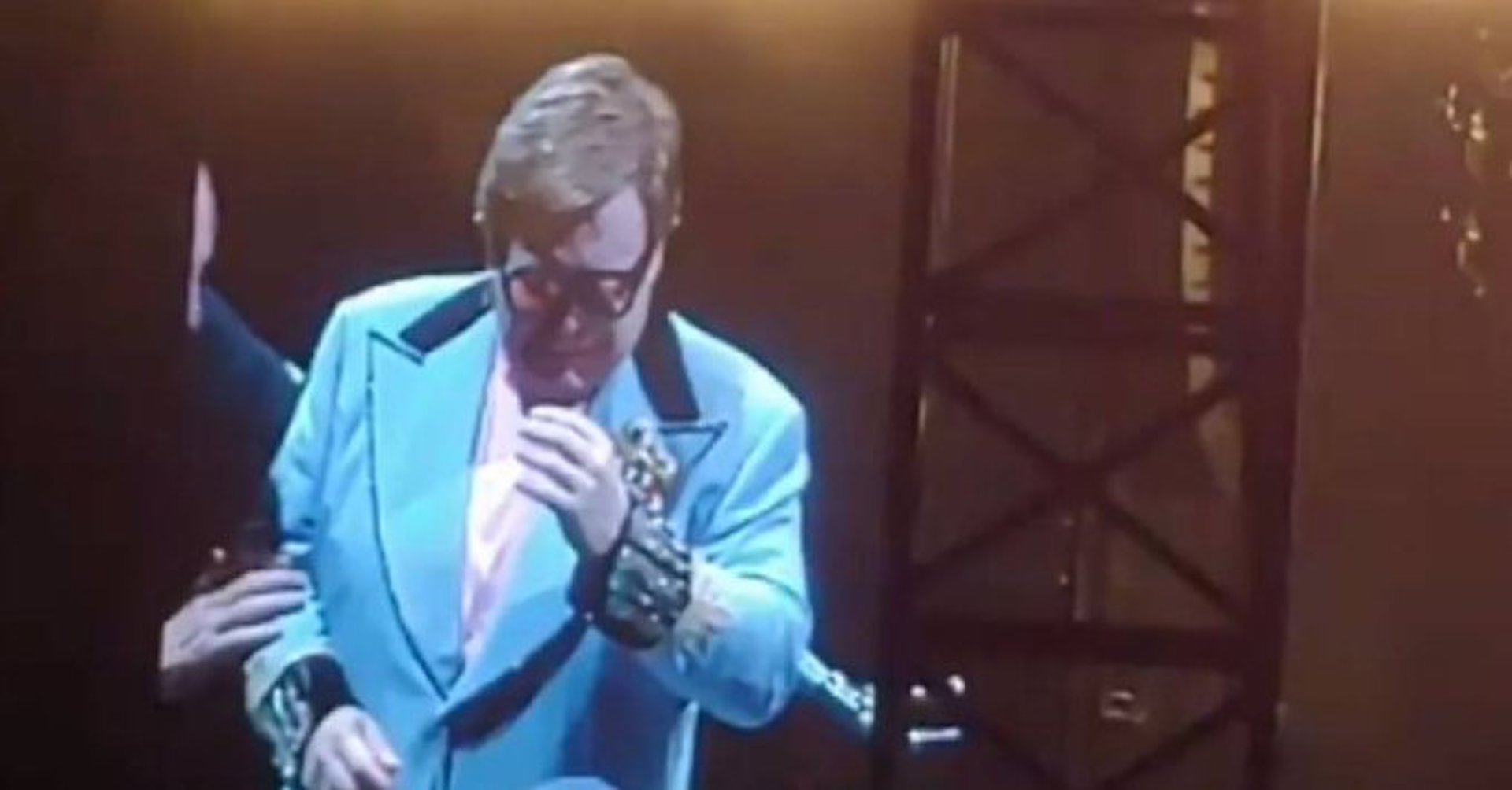 #Video Elton John suspende concierto por neumonía