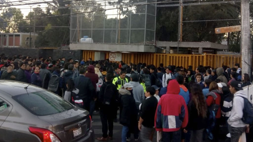 Encapuchados intentan tomar Prepa 5; reanudan clases tras paro