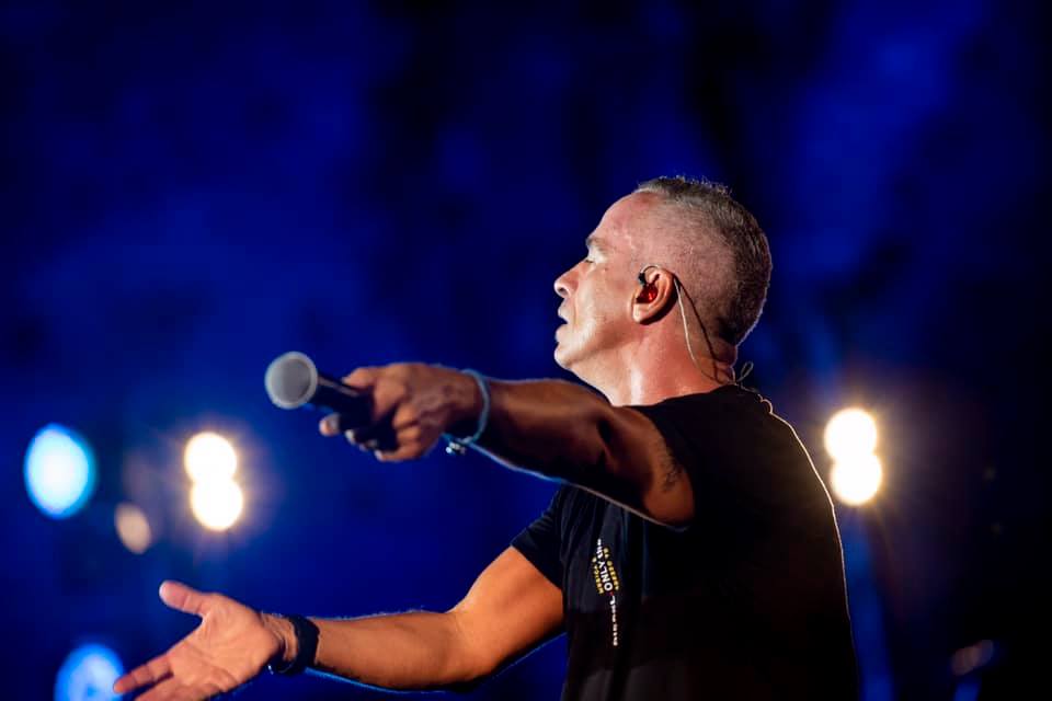 #Video Eros Ramazzotti agrede a fan en Ciudad de México