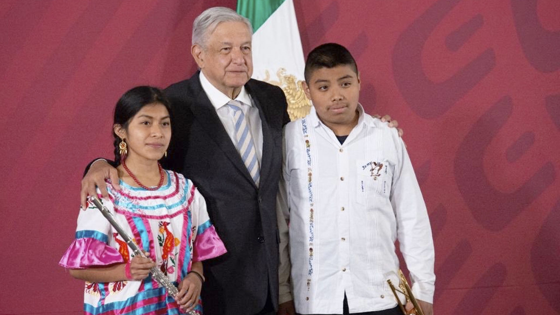 Es mejor una flauta que un fusil, asegura AMLO durante entrega de instrumentos