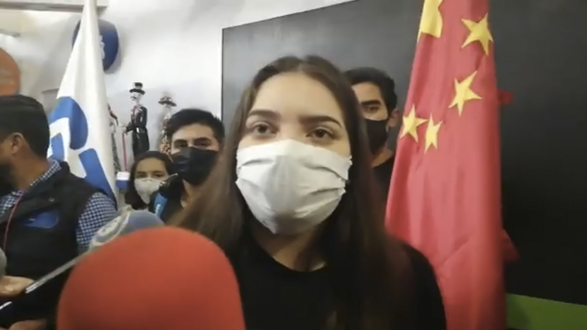 Llegan 18 estudiantes mexicanos que estaban en China