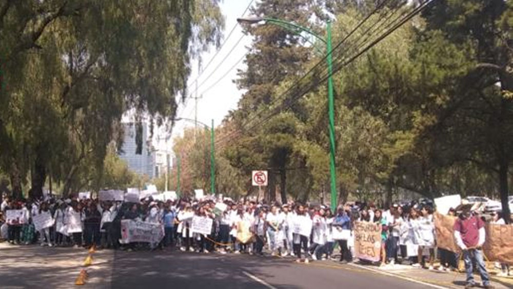 Estudiantes de Veterinaria bloquean Insurgentes Sur
