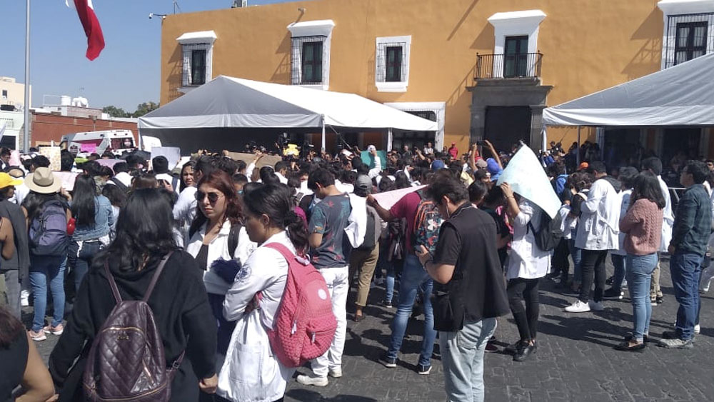 Protestan en casa de gobierno de Puebla tras asesinato de estudiantes y chofer