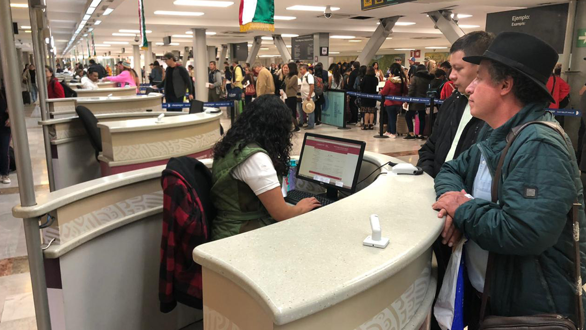 Exfuncionarios de Evo Morales llegan a México como asilados