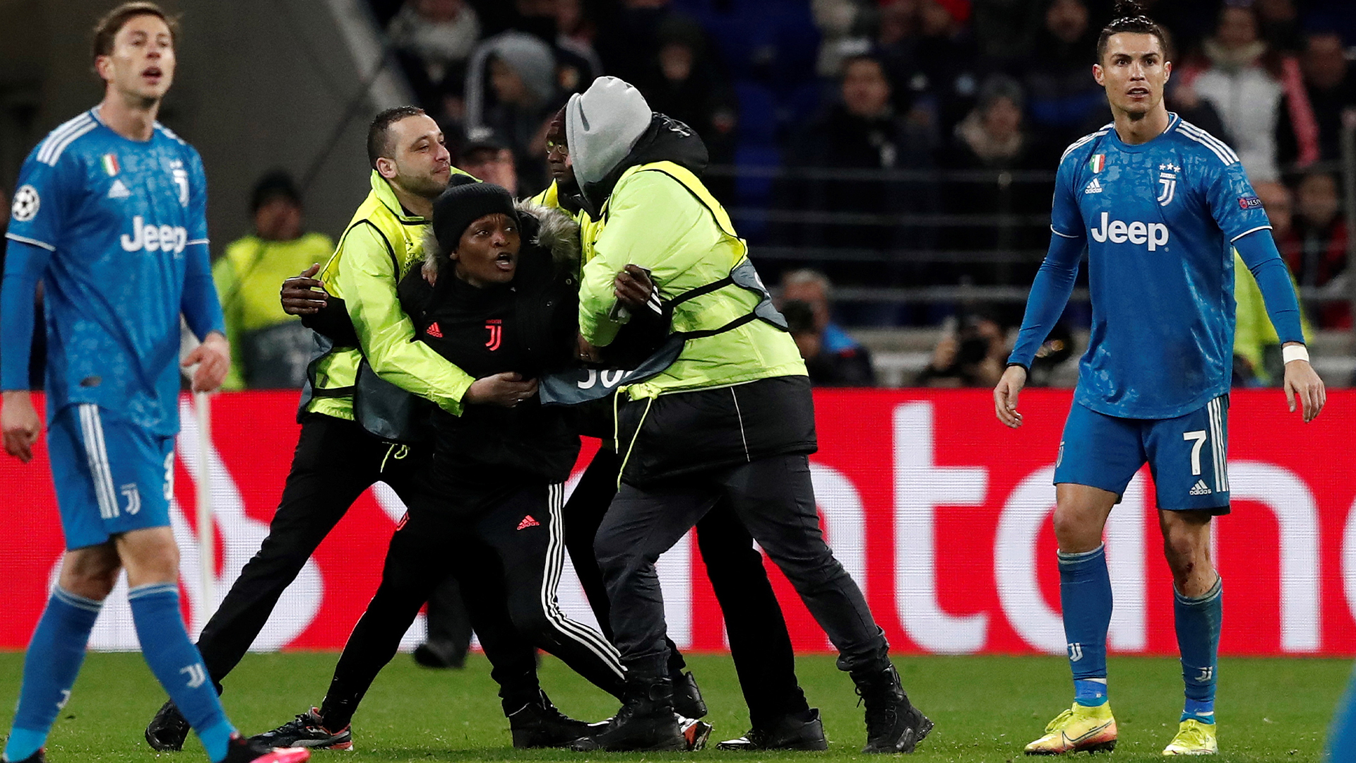 Olympique de Lyon sorprende a Juventus en la ida - fanatico-ingreso-a-la-cancha-para-intentar-abrazar-a-cristiano-ronaldo-lo-que-fue-impedido-por-personal-de-seguridad
