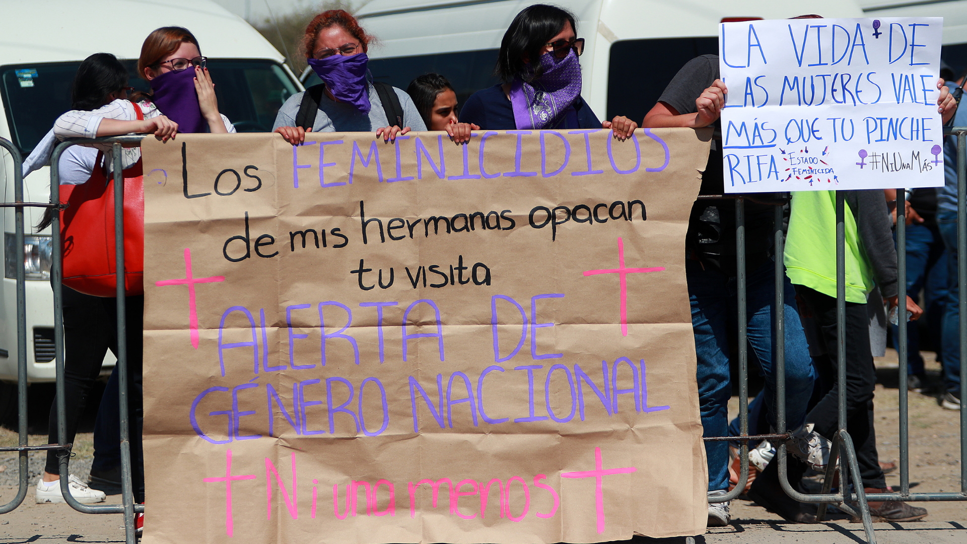 Feministas exigen a AMLO activar la alerta de género en México - feministas-guanajuato-amlo-protesta-2