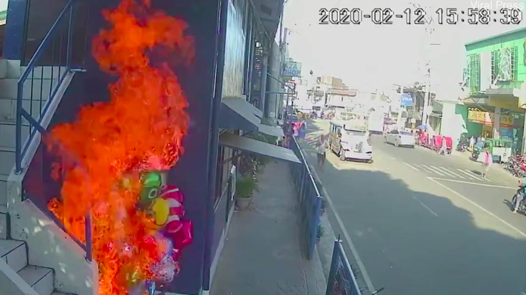 #Video Jóvenes prenden fuego a vendedor de globos en Filipinas