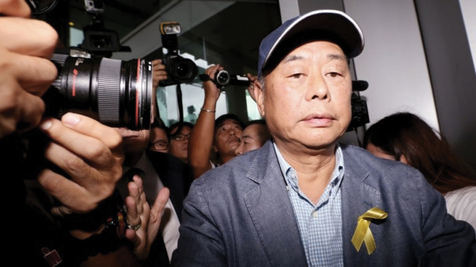 Hong Kong detiene a director de diario y dos políticos demócratas por protestas