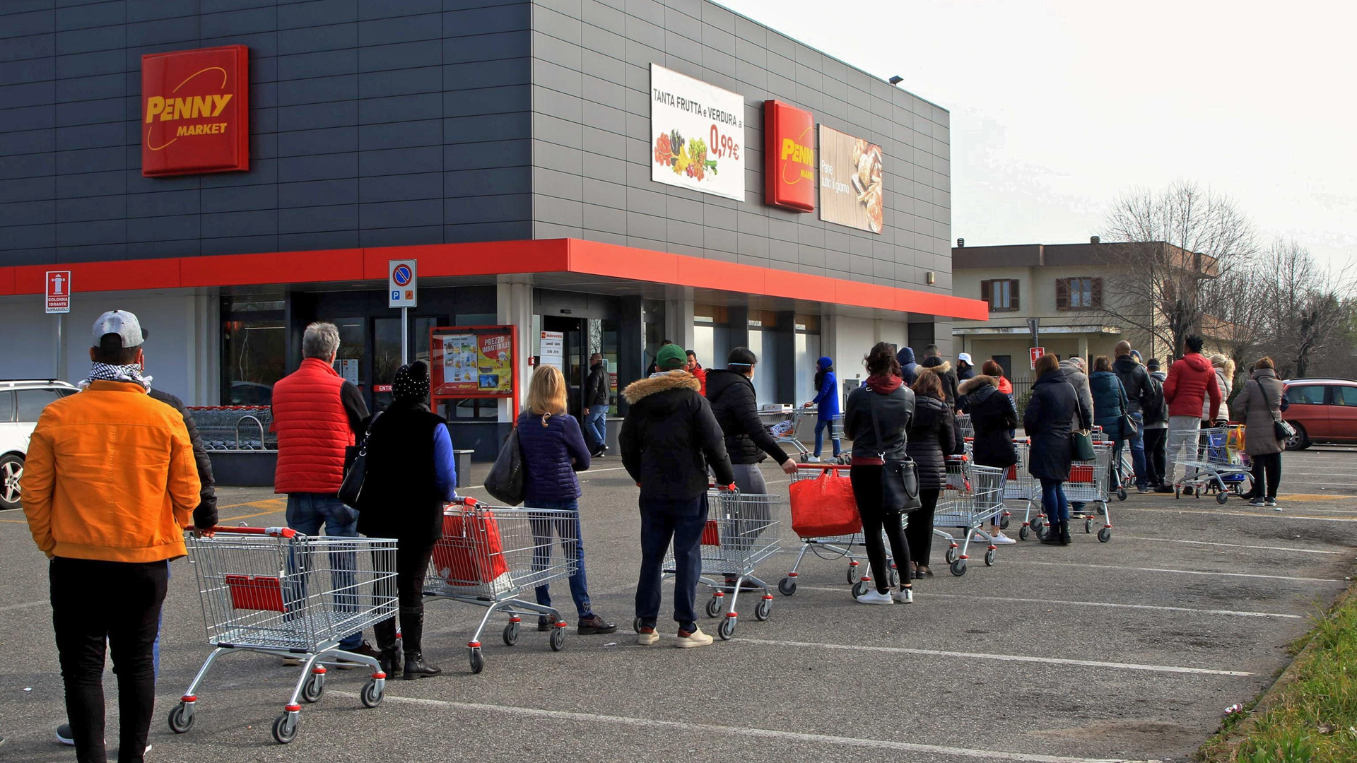 Italia aísla 11 localidades por Covid-19 - habitantes-de-italia-hacen-fila-para-ingresar-a-supermercado-tras-anuncio-de-medidas-emergentes-por-covid-19