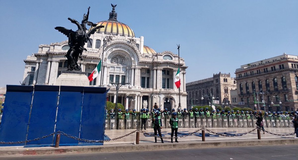 Por marcha feminista, SSC coloca vallas en Avenida Juárez
