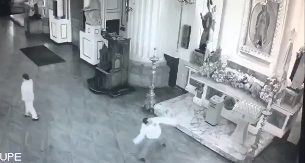 #Video Hombre apedrea imagen de la Virgen en Catedral de Guadalajara