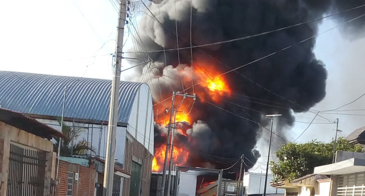 #Video Incendio consume fábrica en Centro de Puebla