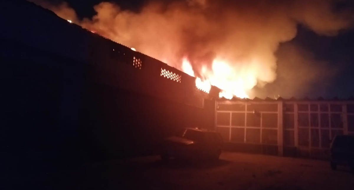 Fuerte incendio consume negocio en Iztapalapa