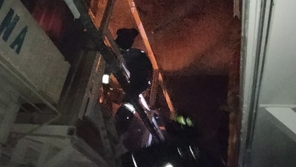 Bomberos extinguen incendio en mercado de Tepito