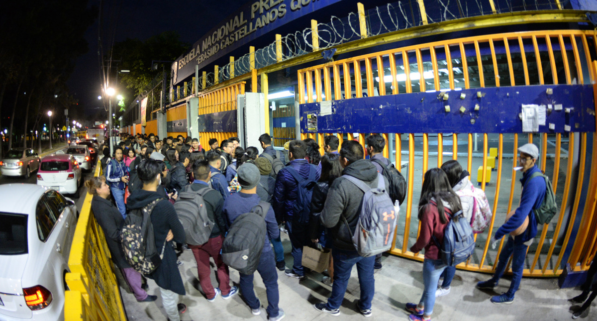 Alumnos de la Prepa 2 de la UNAM regresan a clases