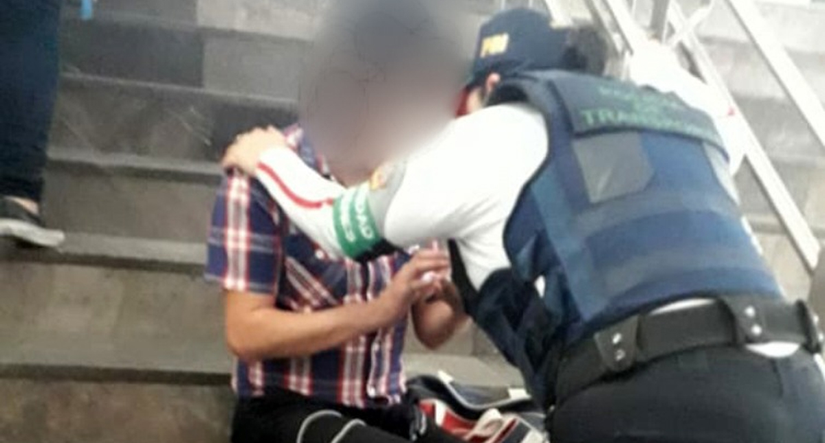 Mujer policía evita que joven se suicide en estación del Metro Mujer policía evita que joven se suicide en estación del Metro