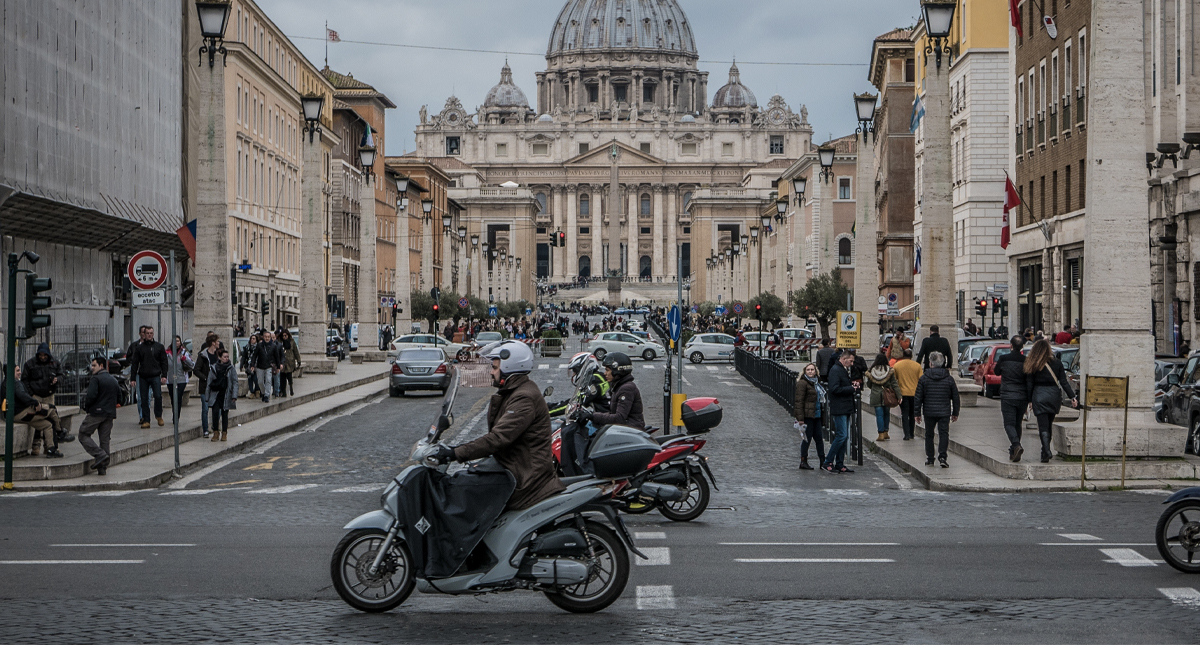 Italia suma 21 muertos y 11 municipios aislados tras una semana de COVID-19