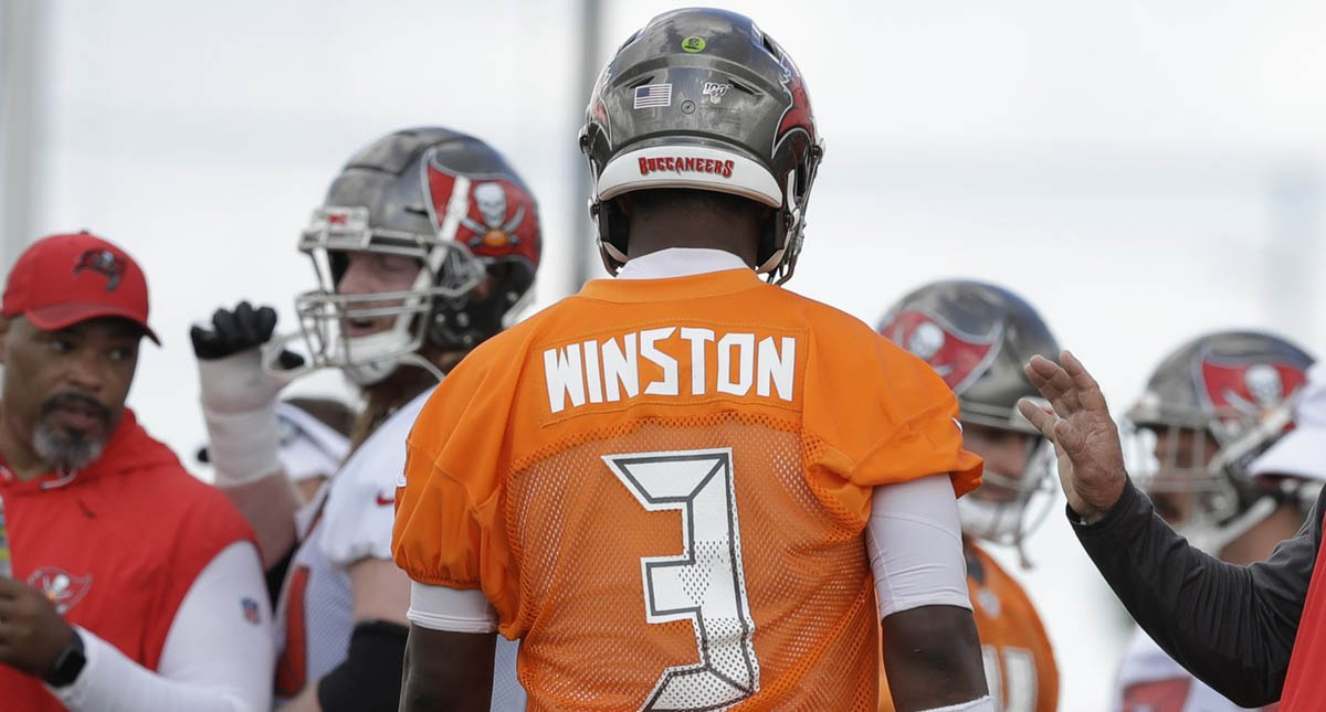 Mariscal de Buccaneers Jameis Winston entra a cirugía de meniscos