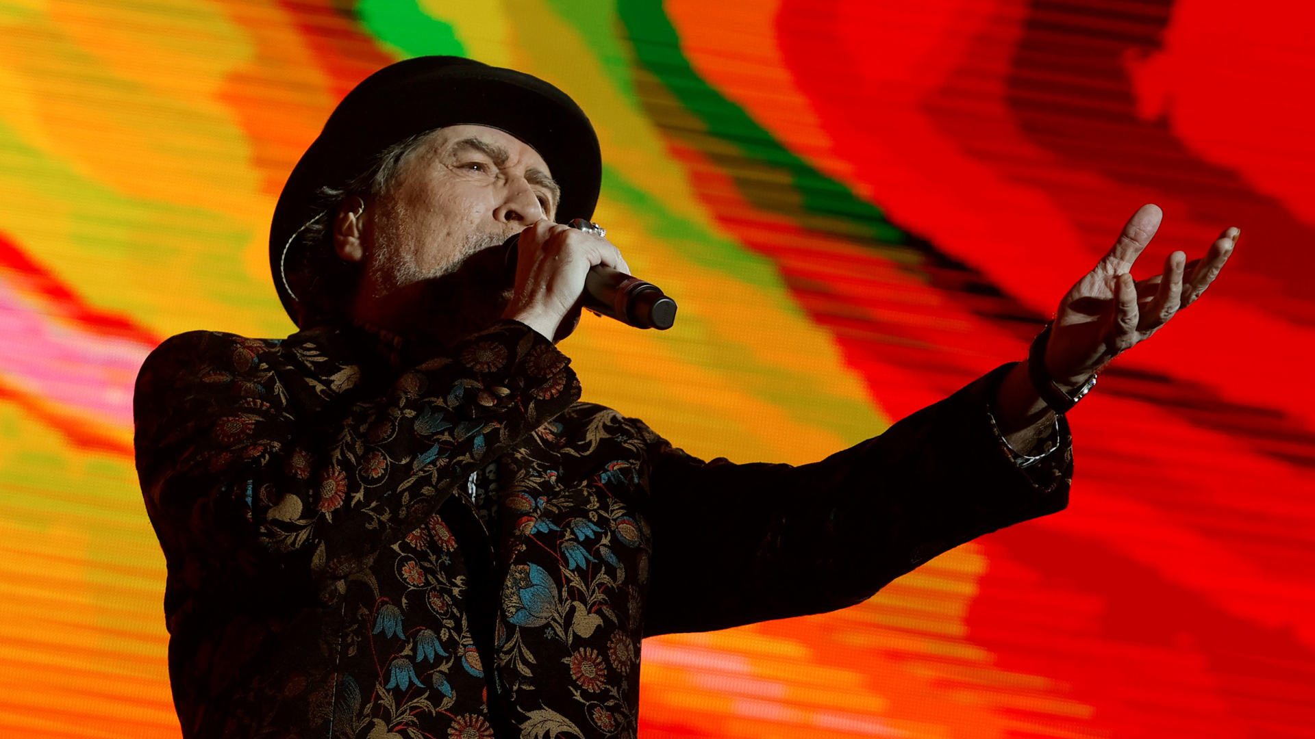 Joaquín Sabina abandona el hospital tras caída durante concierto