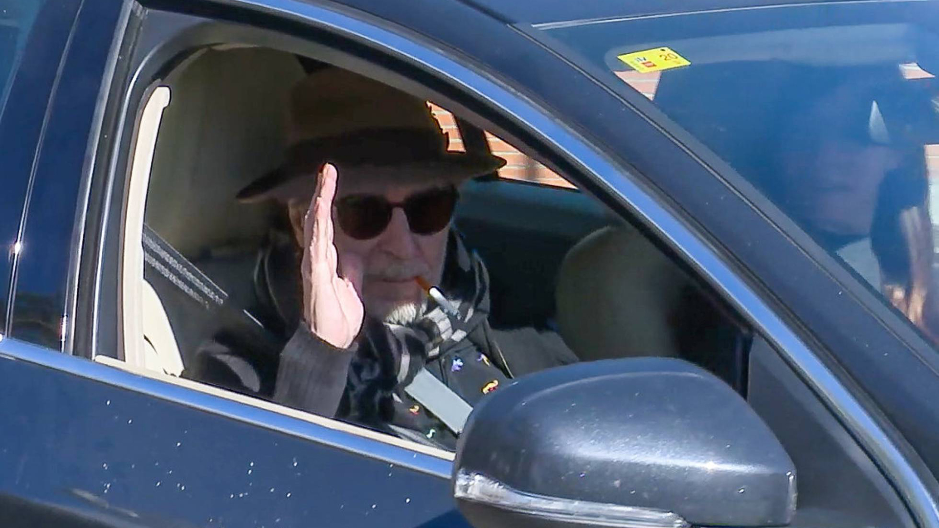 Joaquín Sabina abandona el hospital tras caída durante concierto - joaquin-sabina-a-su-salida-del-hospital