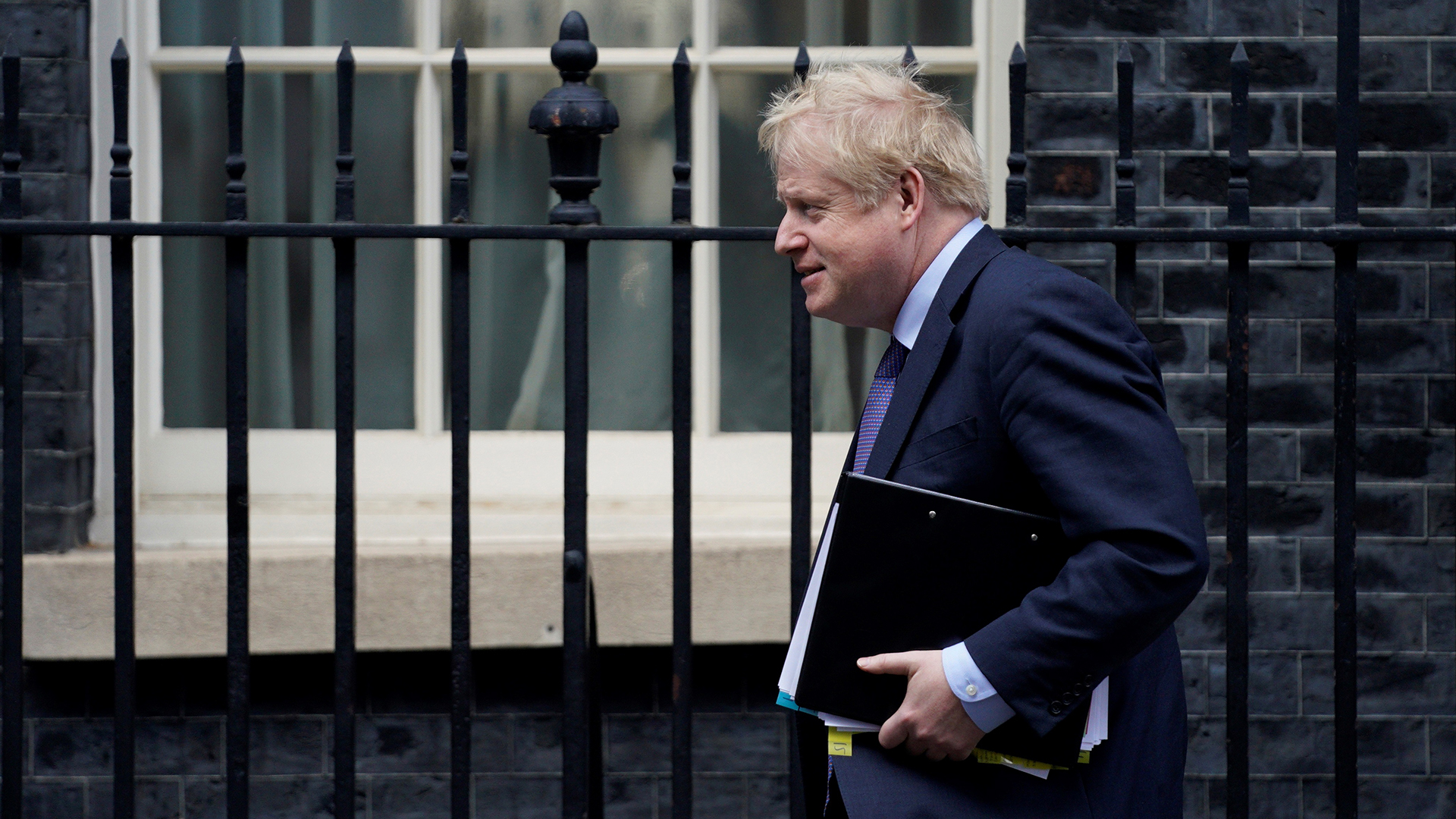 Renuncia asesor de Johnson tras comentarios racistas