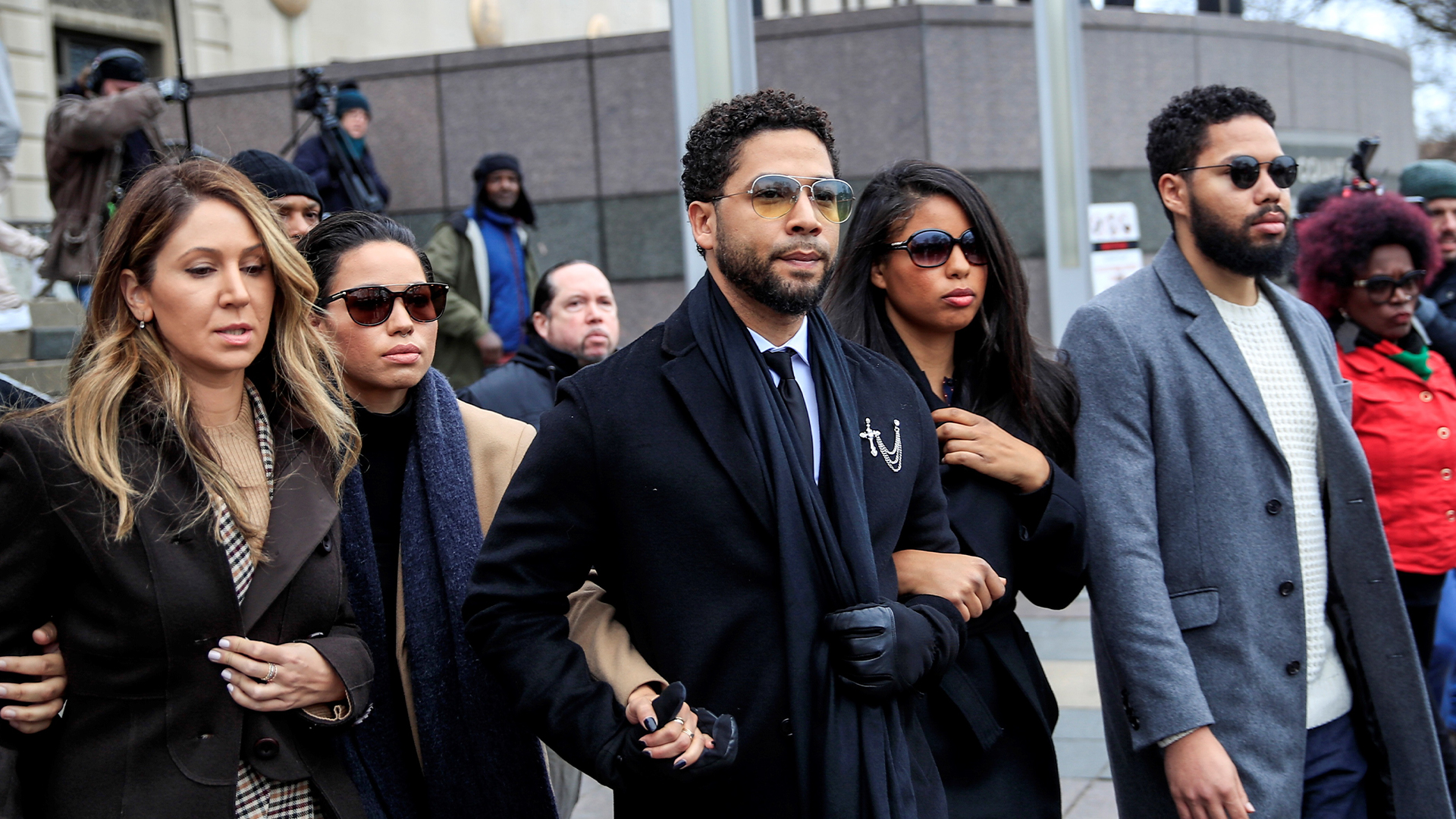 Jussie Smollett se declara inocente de armar falso crimen de odio - jussie-smollett-a-su-salida-de-la-corte-en-chicago