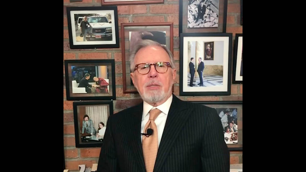 ¡Las noticias! Dispersan con gases a normalistas de Ayotzinapa en Palacio Nacional