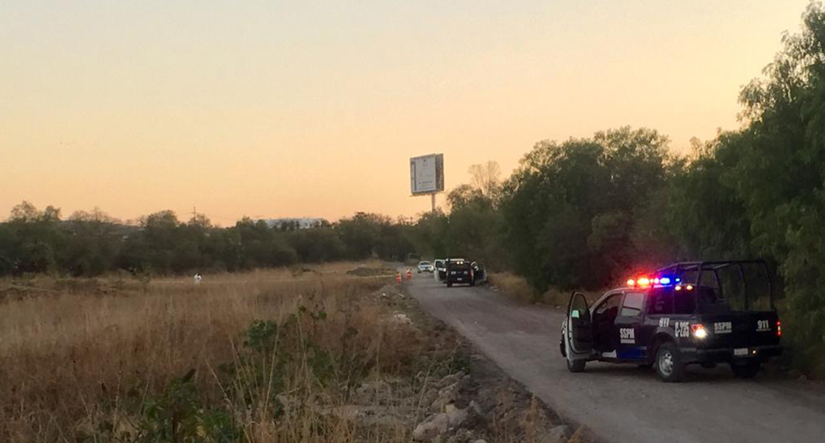 Hallan en Querétaro el cadáver de un hombre sobre camino de terracería