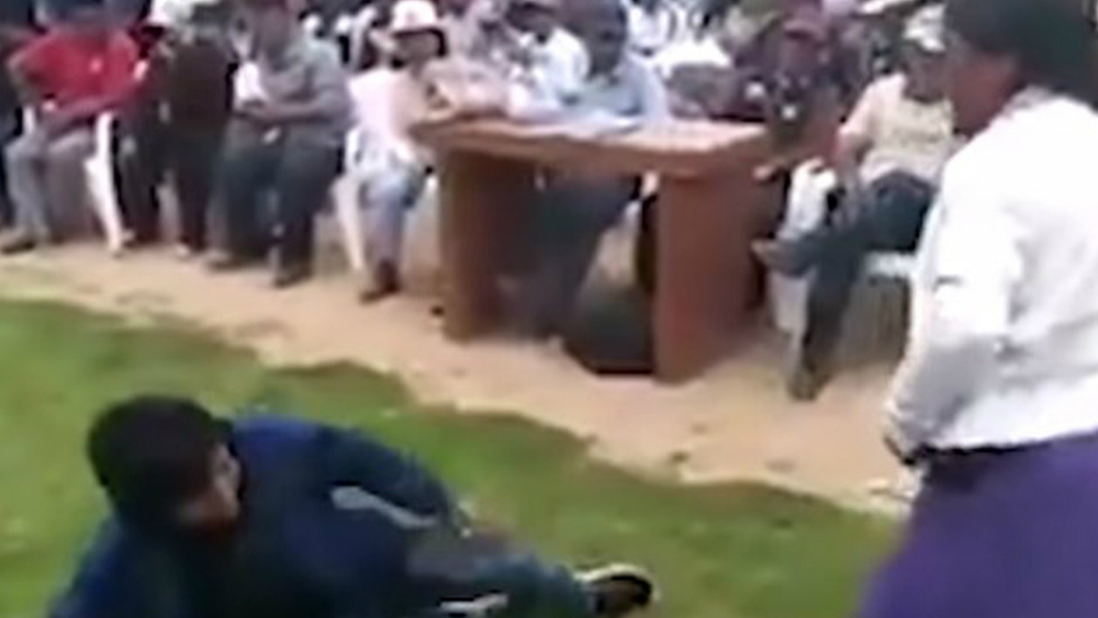 #Video Mujer castiga a su hijo con latigazos tras robo de celular