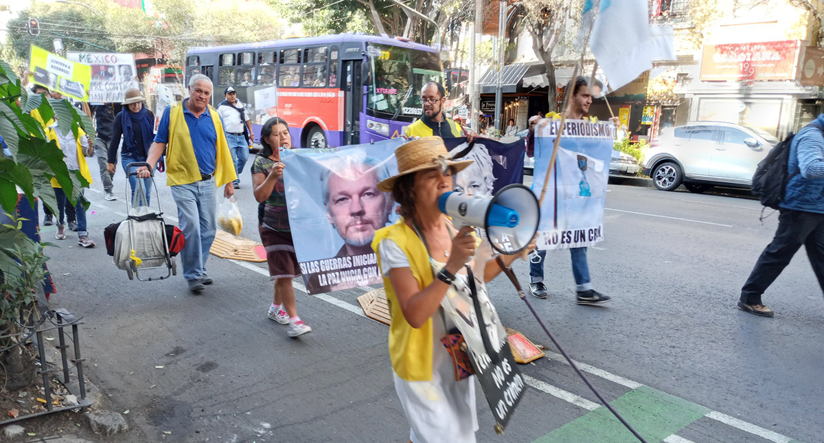 Se manifiestan en la Ciudad de México contra extradición de Assange