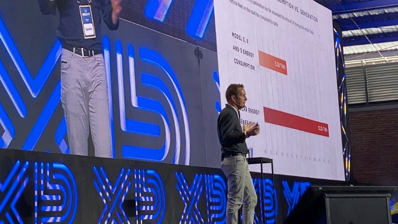 Él es el ingeniero mexicano que diseña los coches de Tesla