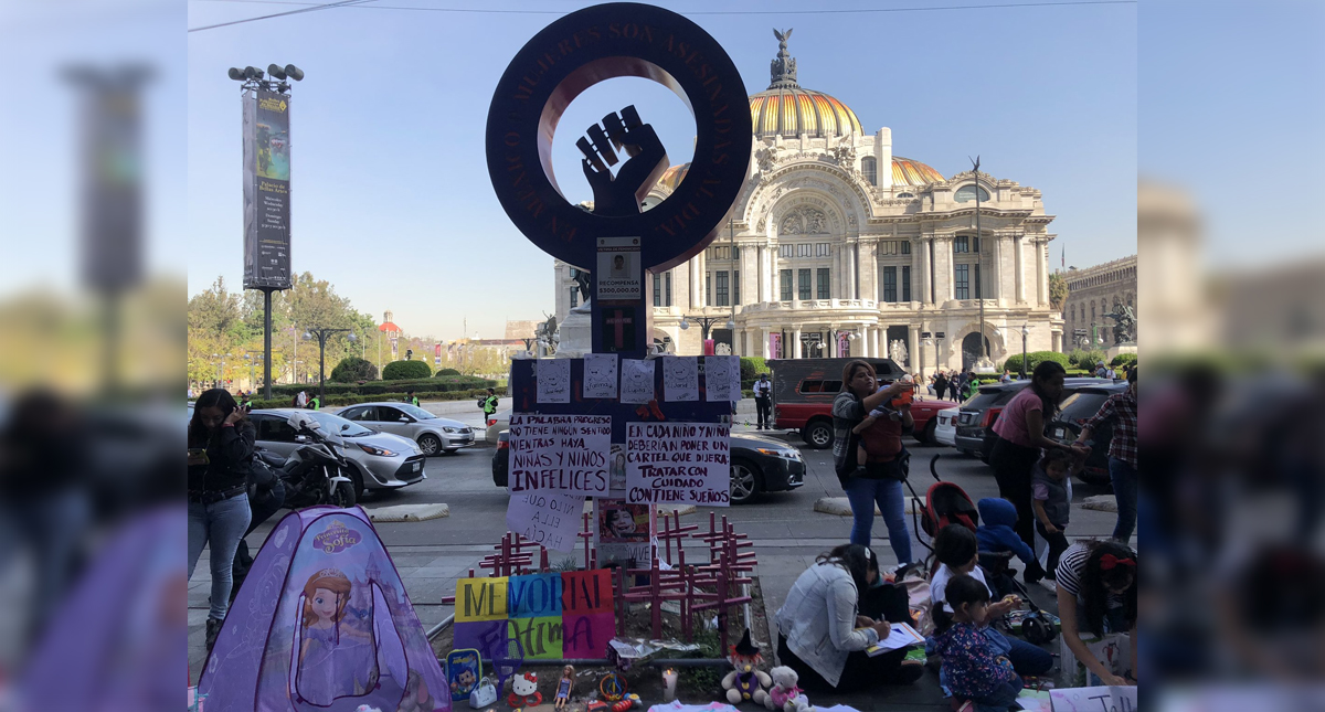 Mujeres colocan memorial frente a Bellas Artes para exigir justicia por Fátima