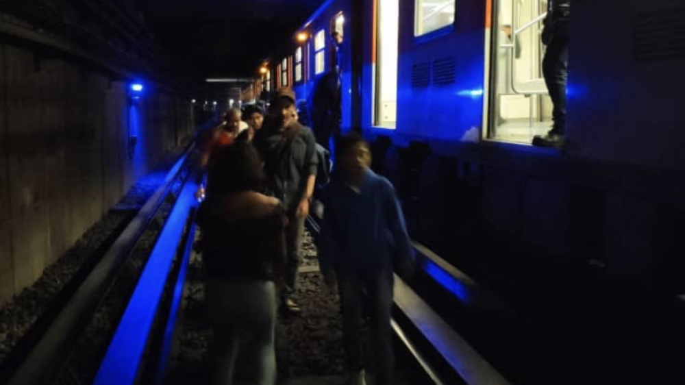 Usuarios del Metro desalojan convoy por falla eléctrica