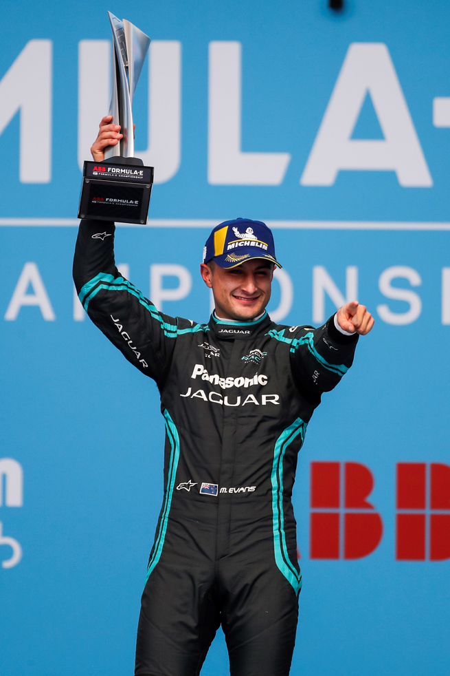 Neozelandés Mitch Evans gana la Fórmula E de la Ciudad de México - mith-evans-con-trofeo-del-e-prix