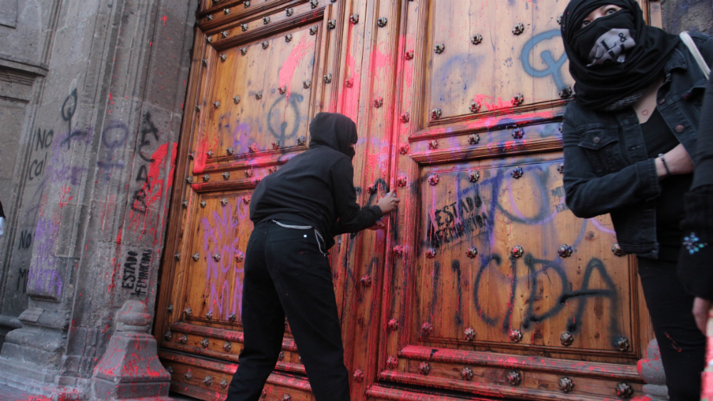 Que no pinten puertas ni paredes en marchas, pide López Obrador a colectivos feministas