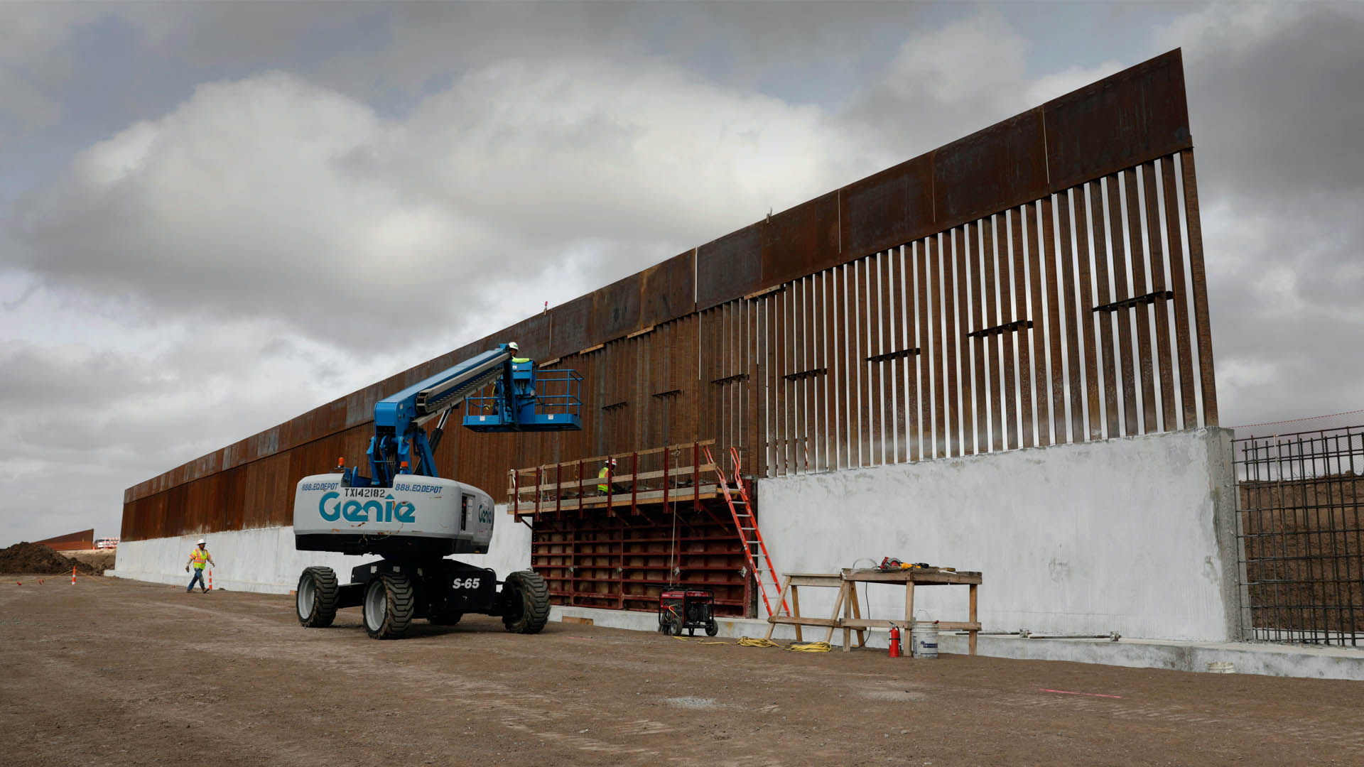 Trump baja a 2 mmdd su petición de fondos para muro fronterizo