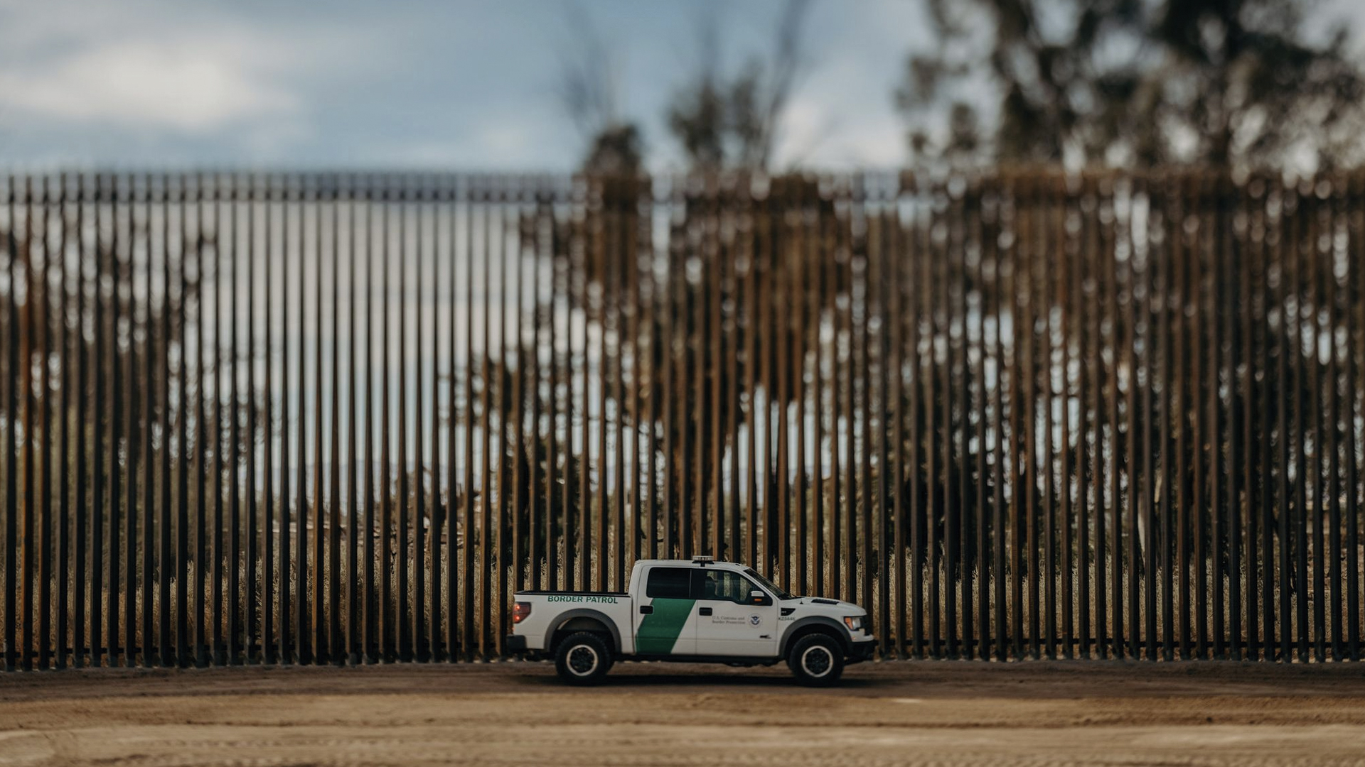Baja a menos de la mitad los arrestos de migrantes en la frontera sur de EE.UU.