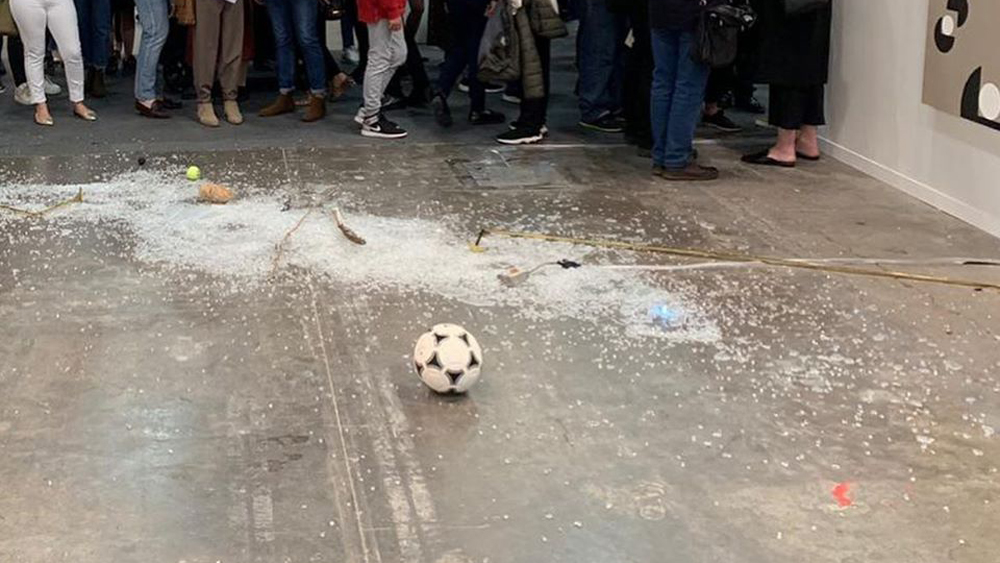 Acusan a Avelina Lésper de destruir obra de Gabriel Rico en Zona Maco