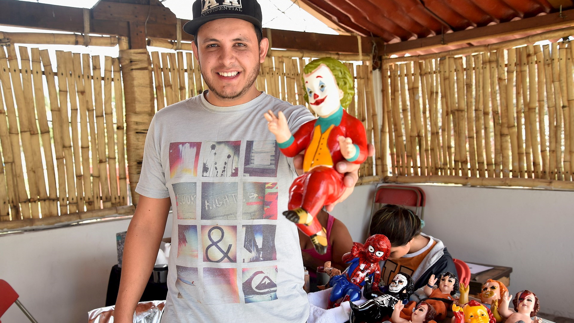 Crean Niños Dios caracterizados como personajes de cómics y artistas