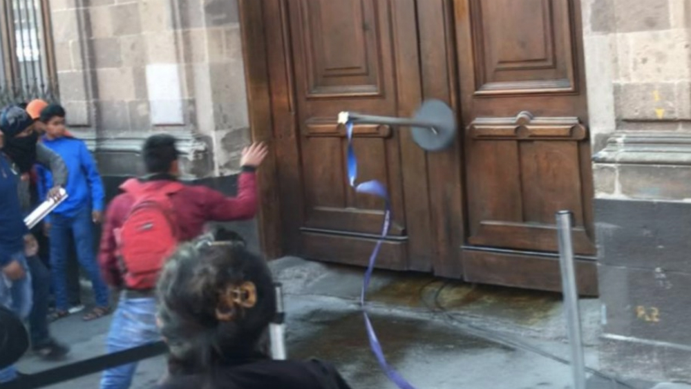 #VIDEO Normalistas intentan dar “portazo” en Palacio Nacional y los gasean