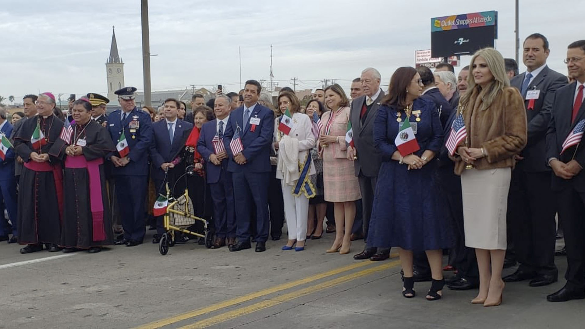 Conmemoran ‘Ceremonia del Abrazo’ en frontera de Laredo y Nuevo Laredo