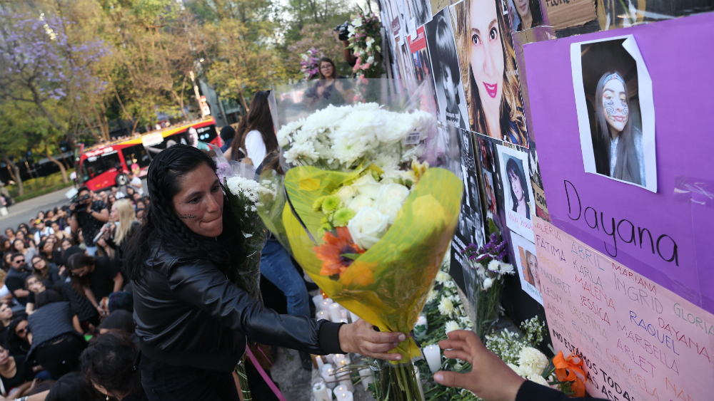 Colocan ofrendas en Ángel de la Independencia por feminicidios