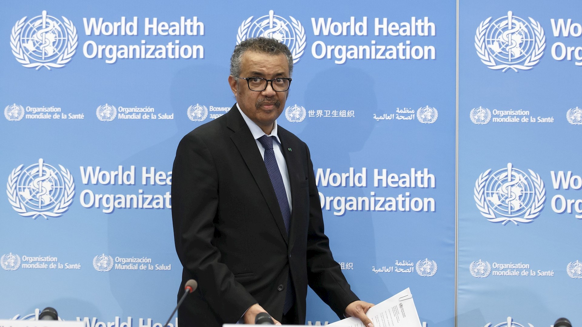 OMS eleva a “muy alto” el riesgo de expansión global del COVID-19